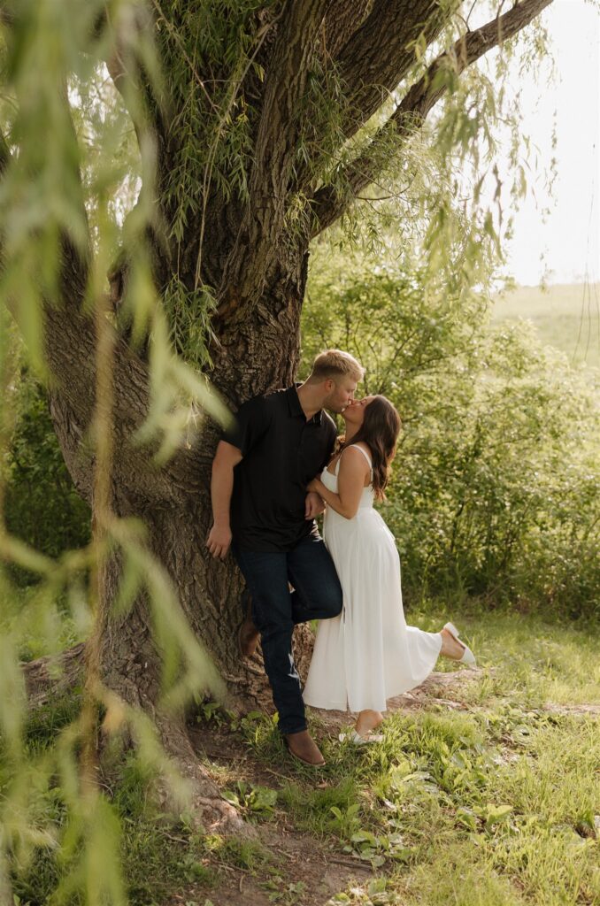 Des Moines Engagement Locations You’ll Love (Including Fees, Permits & Free Options)