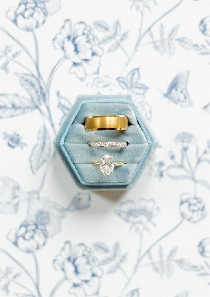 closeup picture of the wedding rings