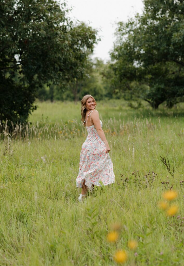 Des Moines Senior Photos at Brenton Arboretum | A Sunset Senior Session for Central Iowa Grads