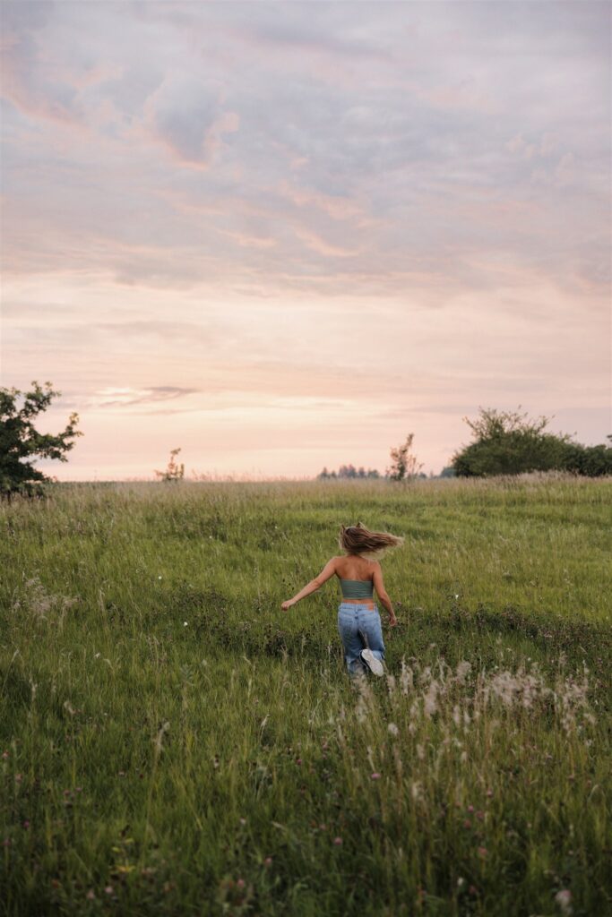 Des Moines Senior Photos at Brenton Arboretum | A Sunset Senior Session for Central Iowa Grads