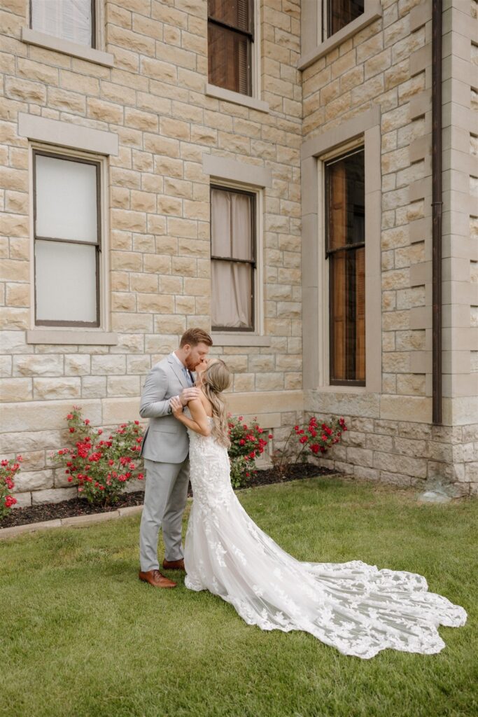 Cute picture of the bride and groom, kissing
