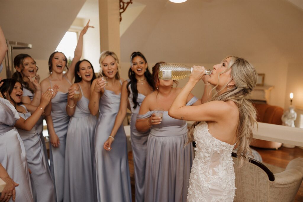 Cute picture of the bride and her bridesmaids