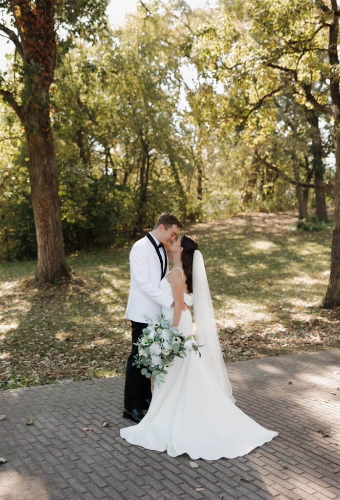 Picture of the newly married couple kissing