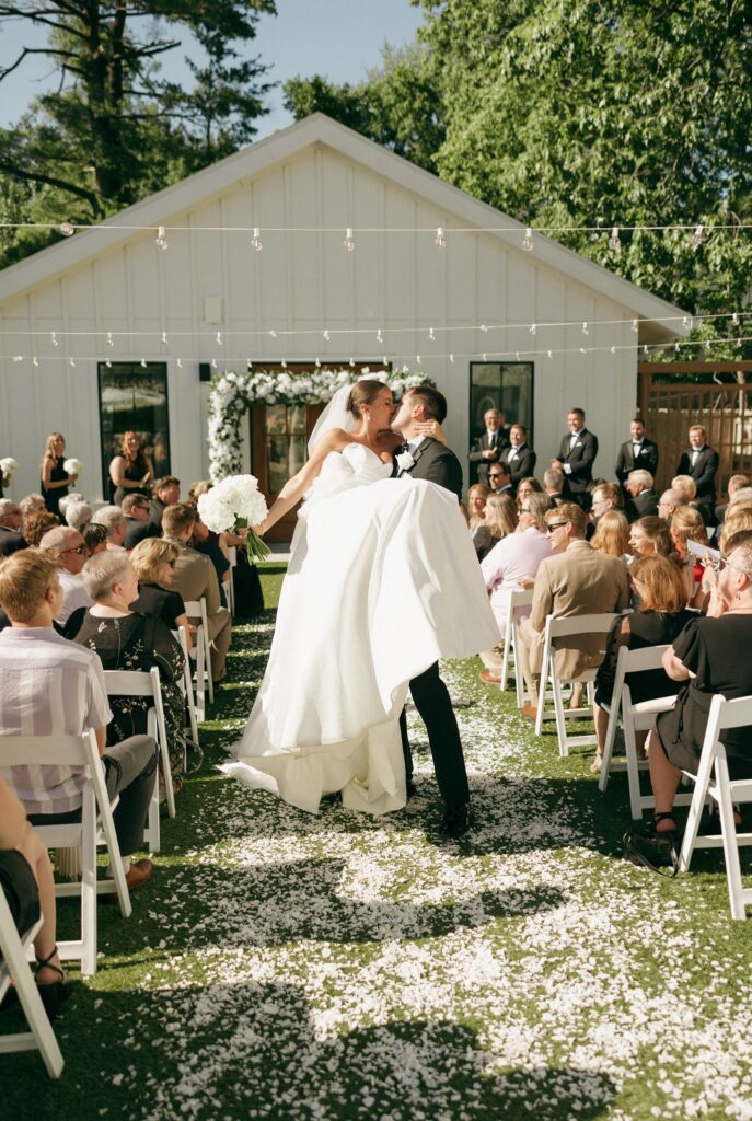 beautiful picture of the newlyweds kissing