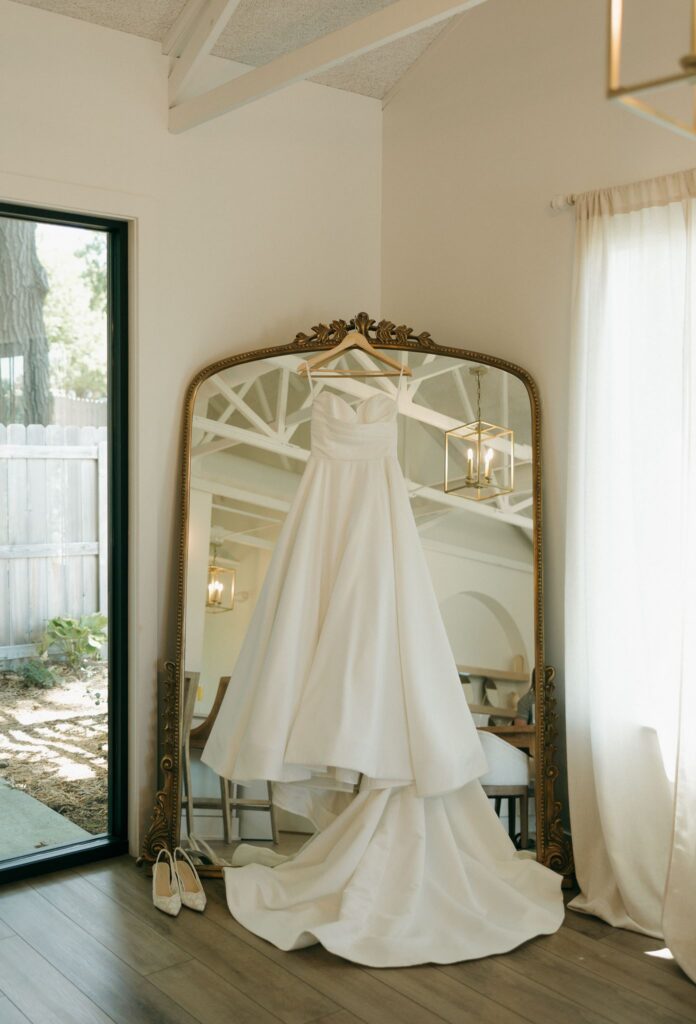 beautiful picture of the wedding dress